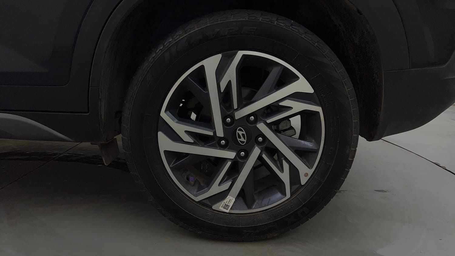 Used 2024 Hyundai Creta 1.5 Turbo Petrol DCT SX(O) Petrol Automatic tyres LEFT REAR TYRE RIM VIEW