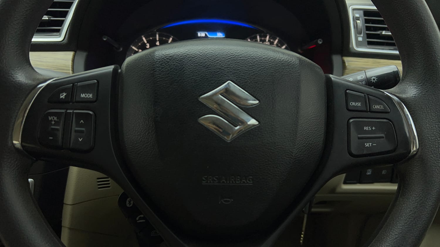 Used 2018 Maruti Suzuki Ciaz Delta Hybrid 1.5 Petrol Manual top_features Steering mounted controls