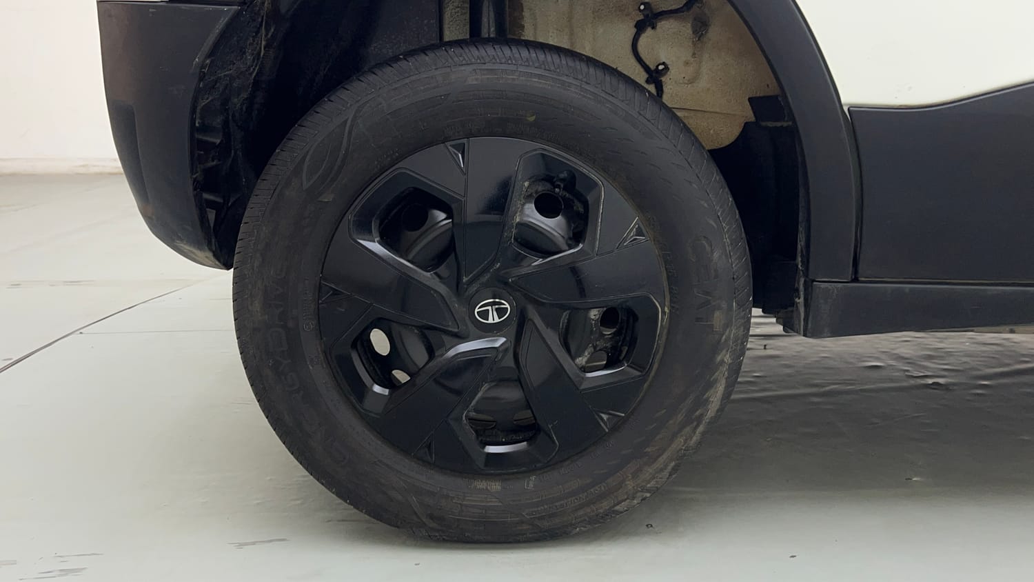 Used 2025 Tata Punch Pure (o) Petrol Manual tyres RIGHT REAR TYRE RIM VIEW