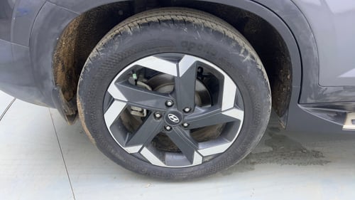 Used 2022 Hyundai Alcazar Signature (O) 6 STR 2.0 Petrol AT Petrol Automatic tyres RIGHT REAR TYRE RIM VIEW