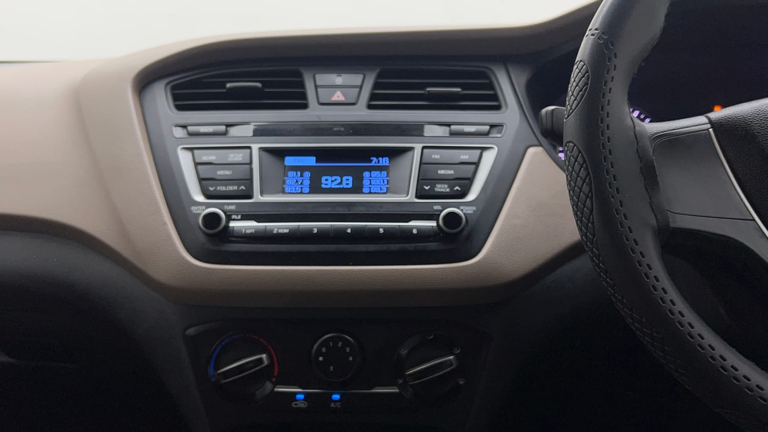 Used 2017 Hyundai Elite i20 Magna Executive 1.2 Petrol Manual interior MUSIC SYSTEM & AC CONTROL VIEW