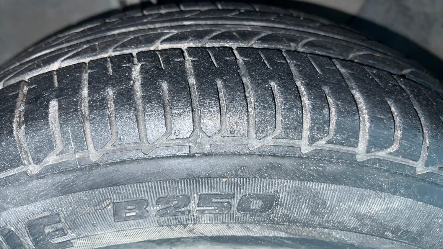 Used 2017 Hyundai Elite i20 Magna Executive 1.2 Petrol Manual tyres RIGHT FRONT TYRE TREAD VIEW