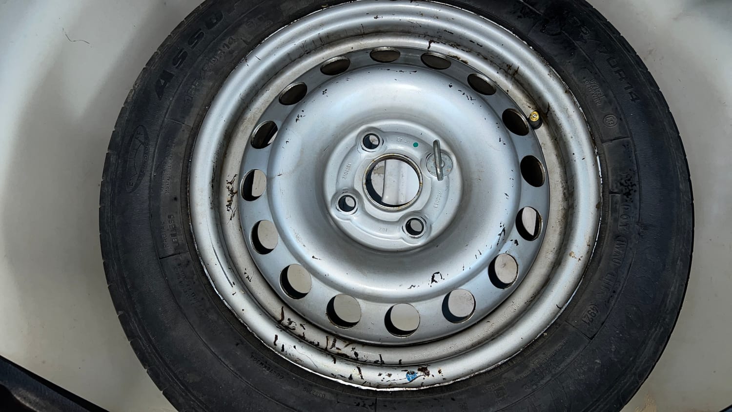 Used 2015 Maruti Suzuki Swift Lxi (O) Petrol Manual tyres SPARE TYRE VIEW