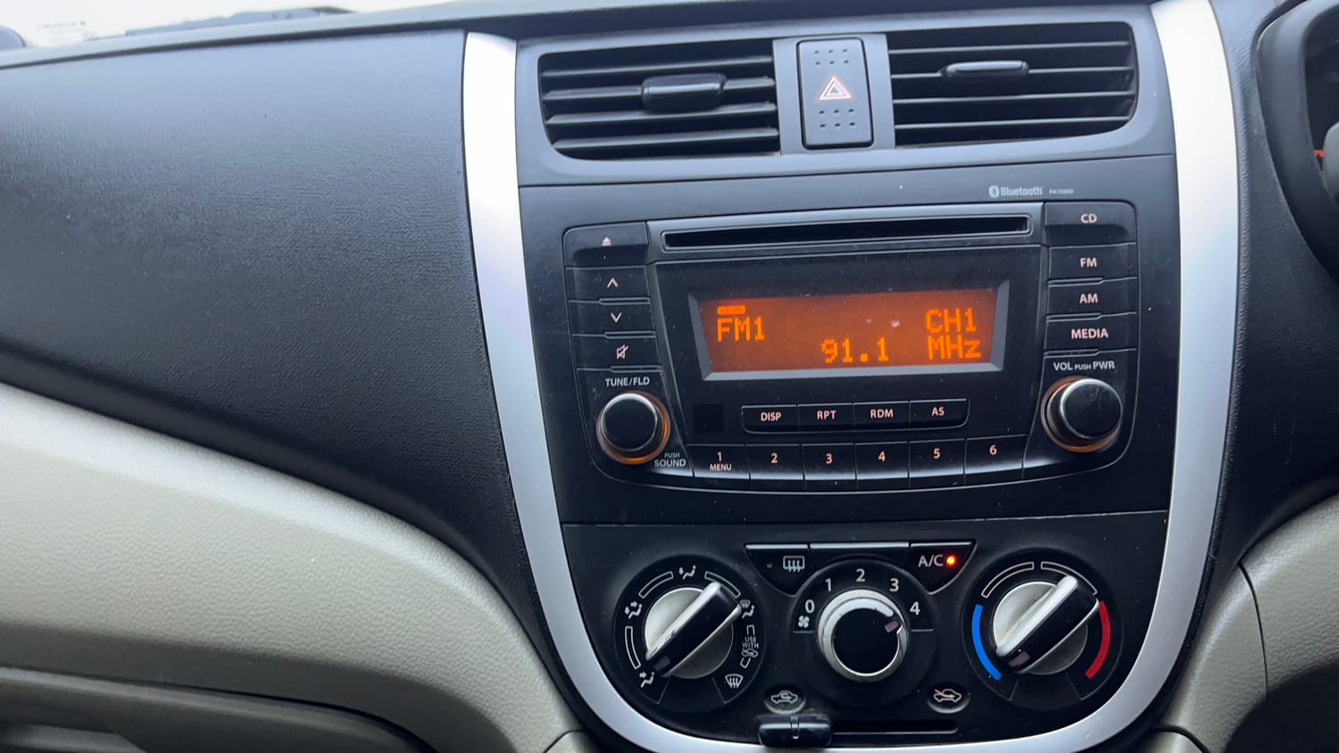 Used 2017 Maruti Suzuki Celerio ZXi Petrol Manual interior MUSIC SYSTEM & AC CONTROL VIEW