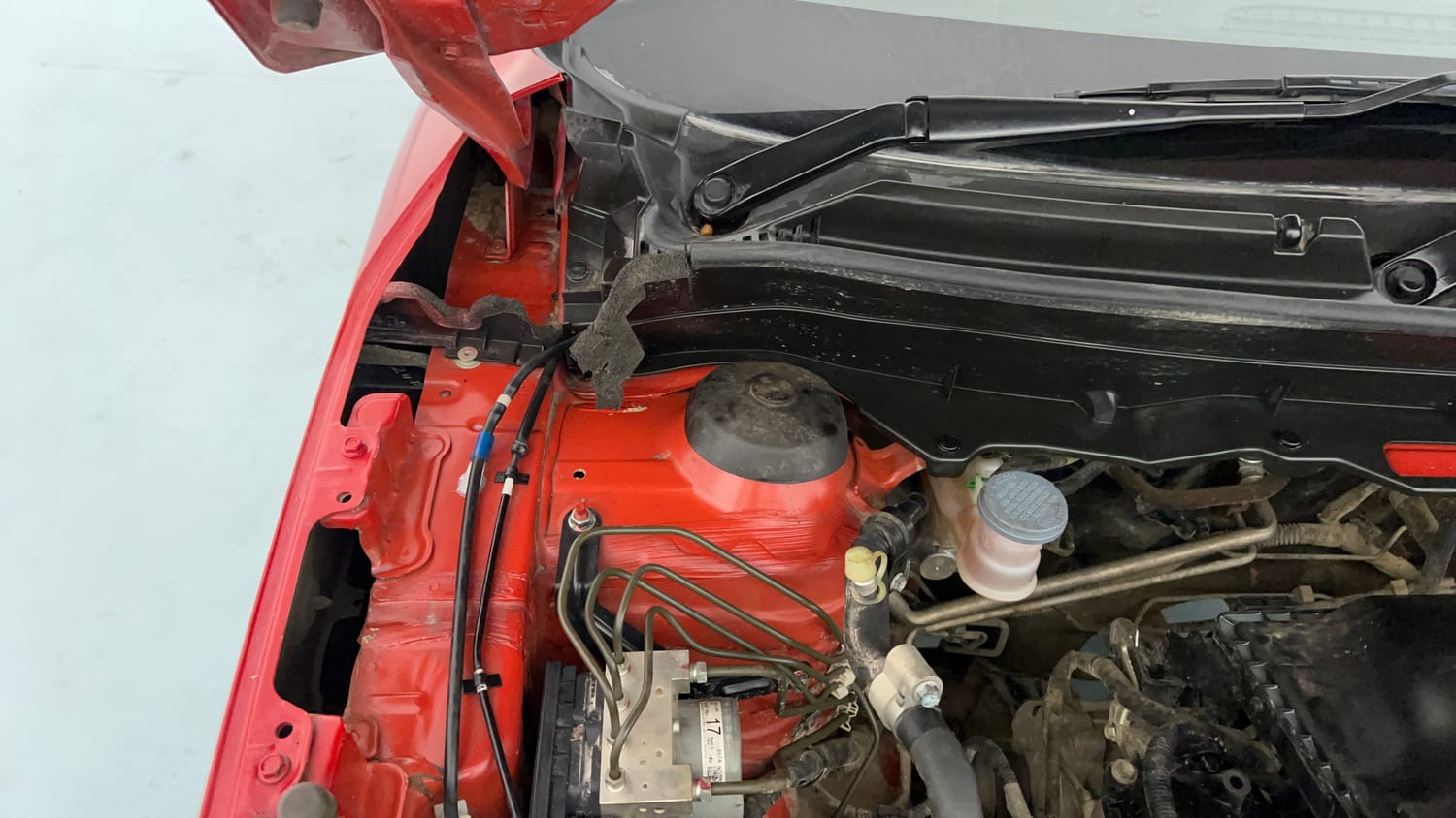 Used 2023 Maruti Suzuki Brezza VXi Petrol Manual engine ENGINE RIGHT SIDE HINGE & APRON VIEW
