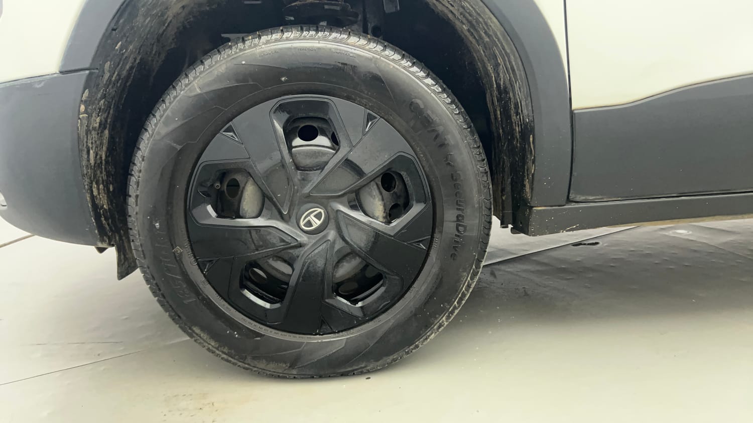 Used 2022 Tata Punch Adventure Rhythm Pack MT Petrol Manual tyres LEFT FRONT TYRE RIM VIEW