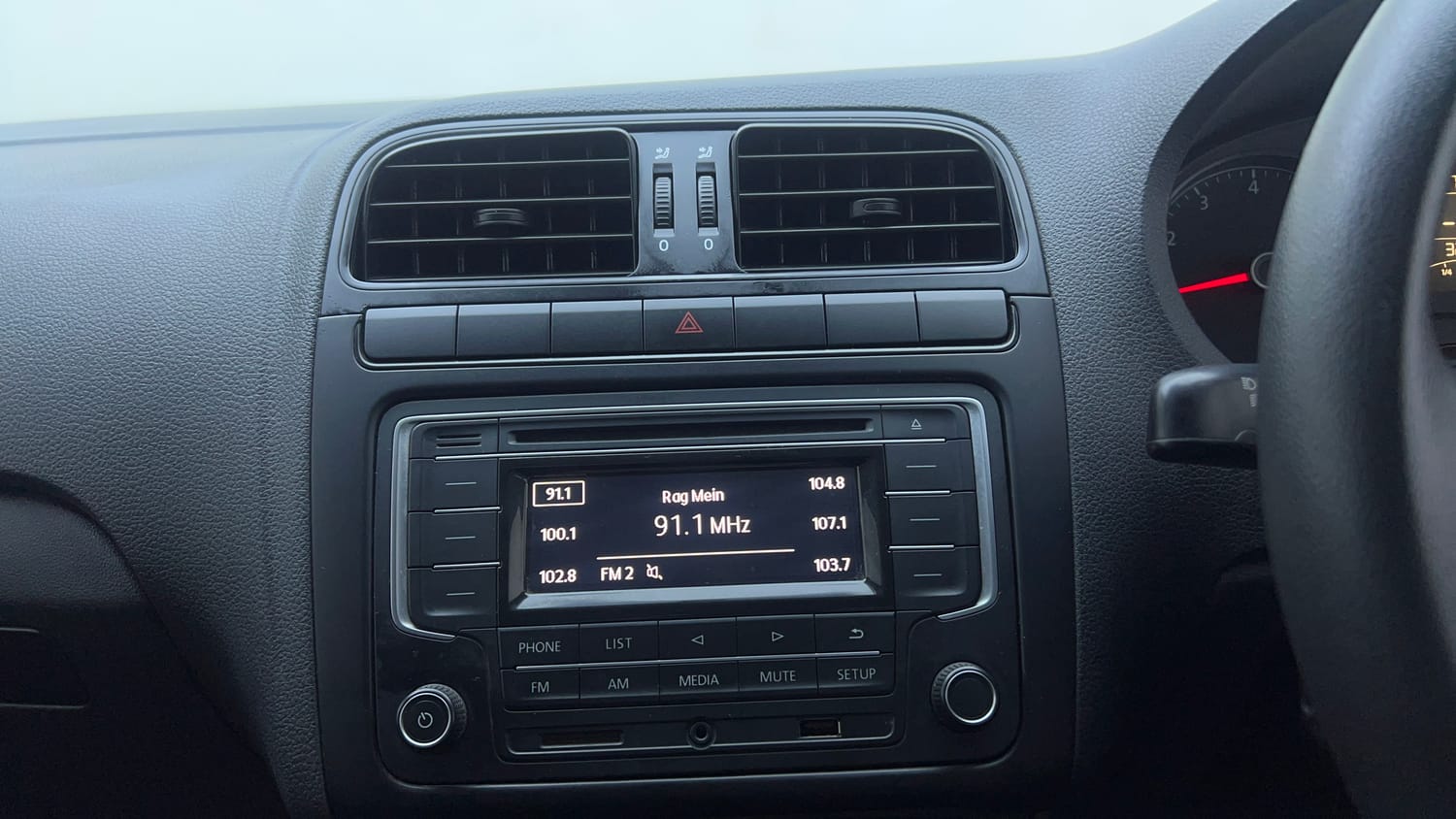 Used 2019 Volkswagen Ameo Comfortline 1.0L (P) Petrol Manual top_features Integrated (in-dash) music system
