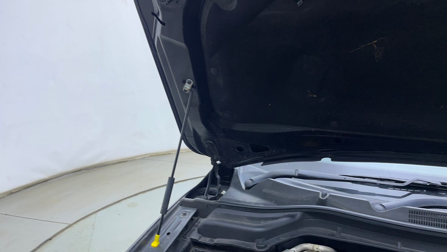 Used 2022 Mahindra XUV 300 W8 (O) 1.2 Petrol Petrol Manual engine ENGINE RIGHT SIDE HINGE & APRON VIEW