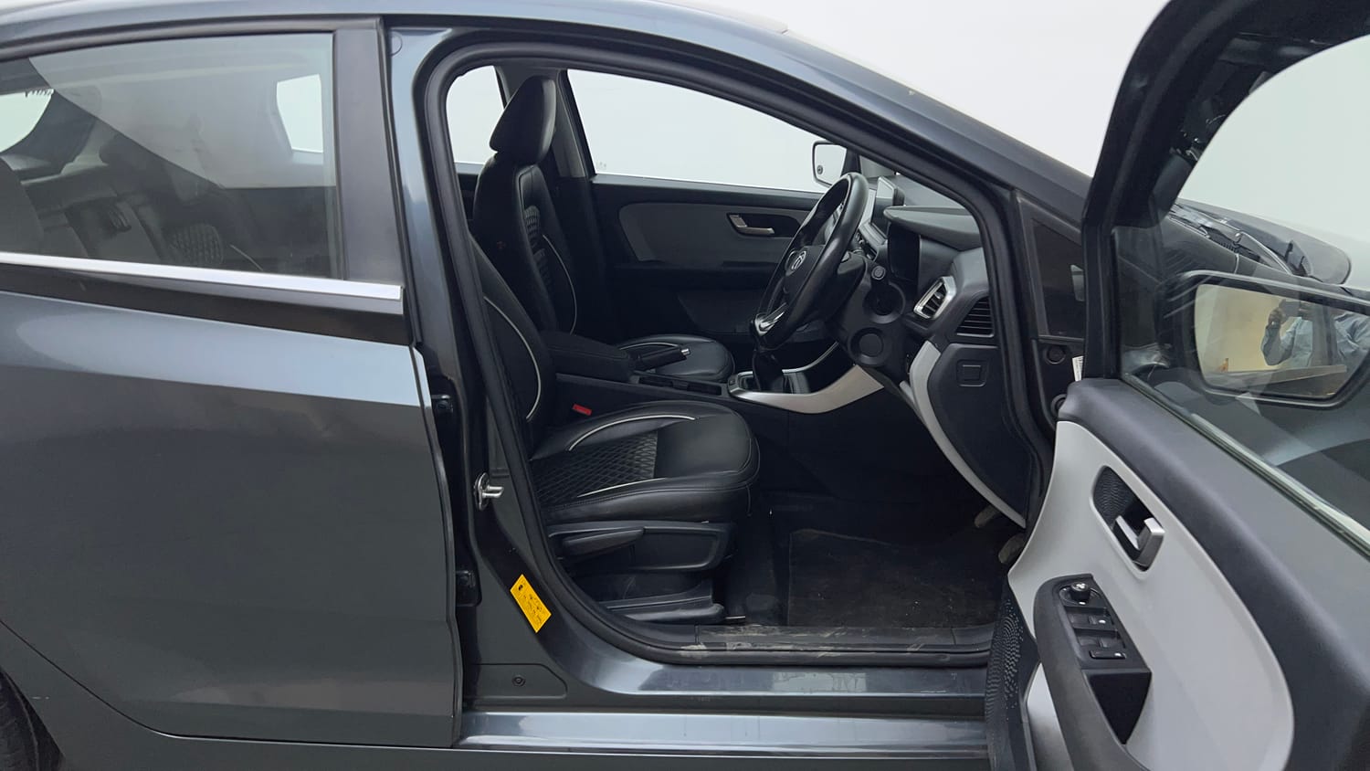Used 2020 Tata Altroz XZ Petrol Petrol Manual interior RIGHT SIDE FRONT DOOR CABIN VIEW