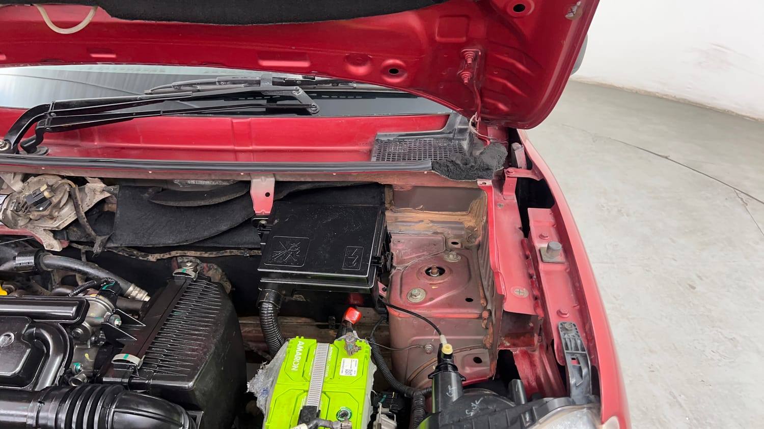 Used 2016 Renault Kwid RXT Petrol Manual engine ENGINE LEFT SIDE HINGE & APRON VIEW