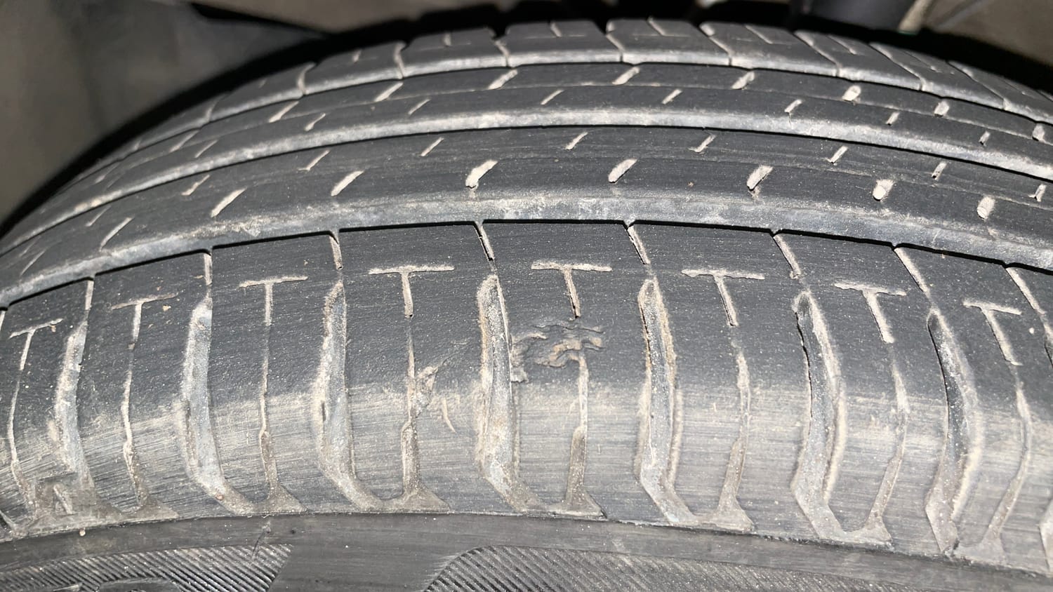 Used 2023 Maruti Suzuki Swift VXi Petrol Manual tyres LEFT FRONT TYRE TREAD VIEW