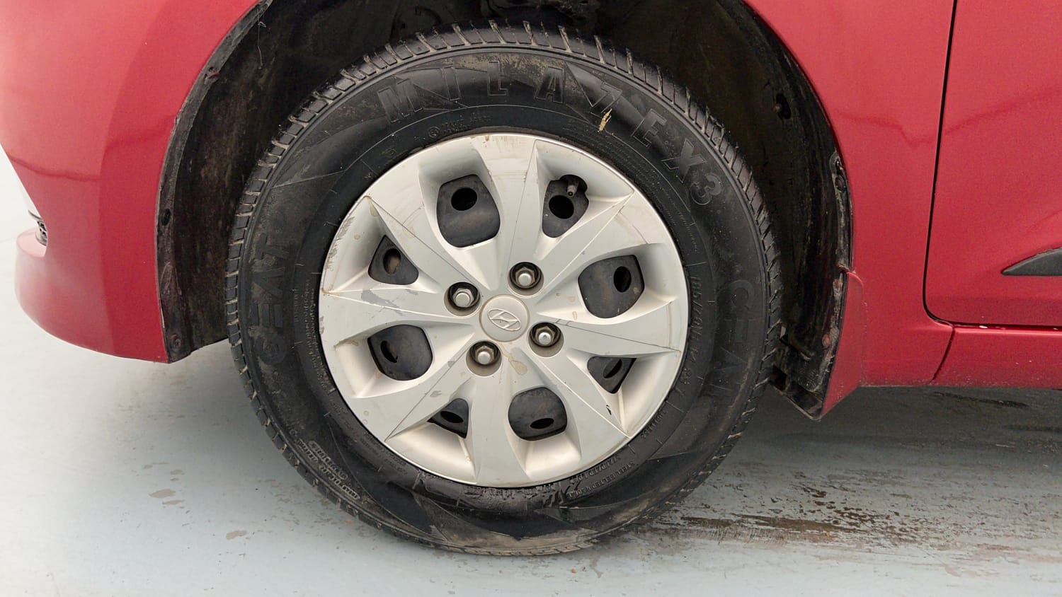 Used 2016 Hyundai Elite i20 Sportz 1.2 Petrol Manual tyres LEFT FRONT TYRE RIM VIEW
