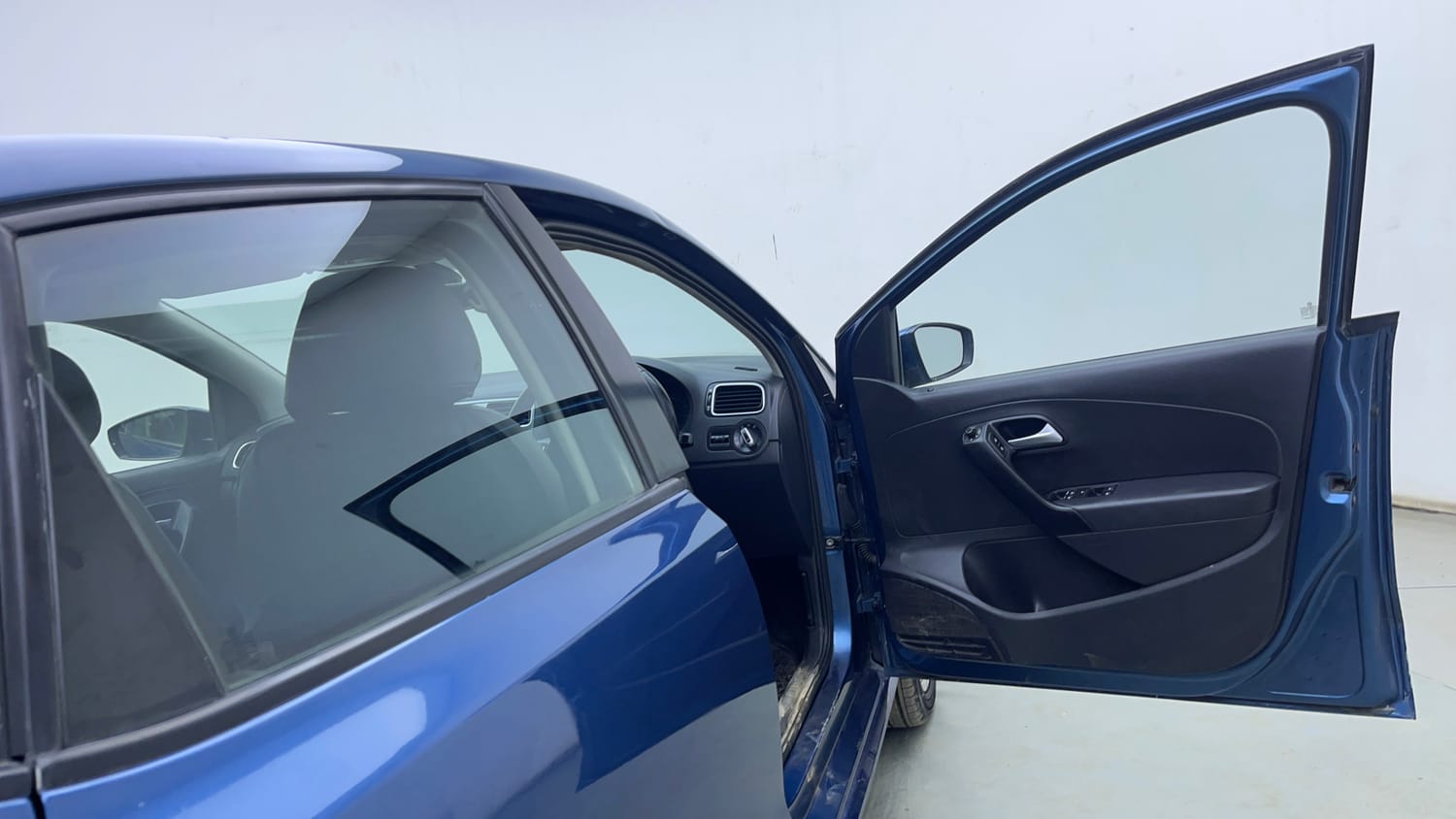 Used 2017 Volkswagen Polo Highline Plus 1.2( P)16 Alloy Petrol Manual interior RIGHT FRONT DOOR OPEN VIEW