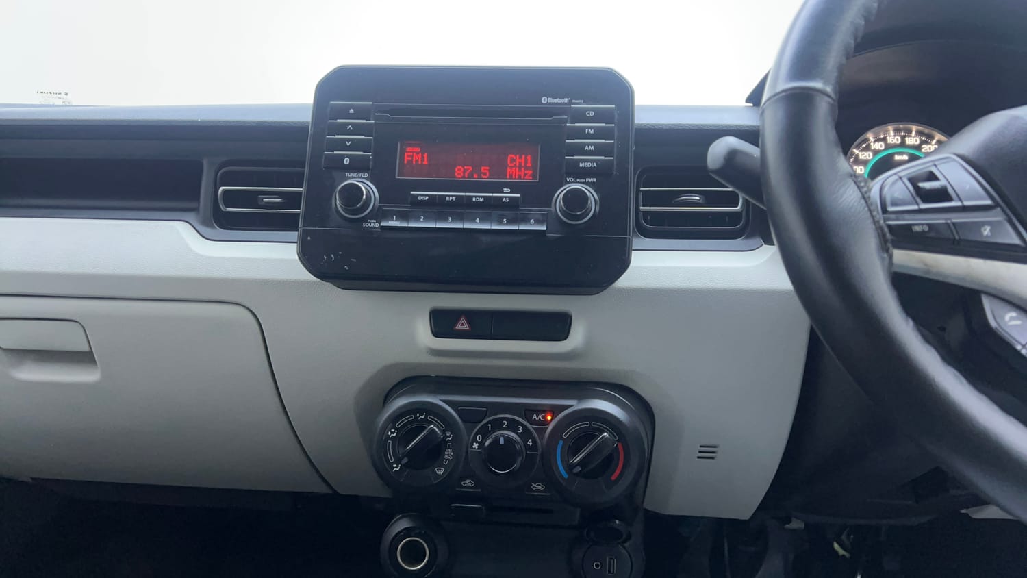 Used 2018 Maruti Suzuki Ignis Delta 1.2 MT Petrol Manual interior MUSIC SYSTEM & AC CONTROL VIEW