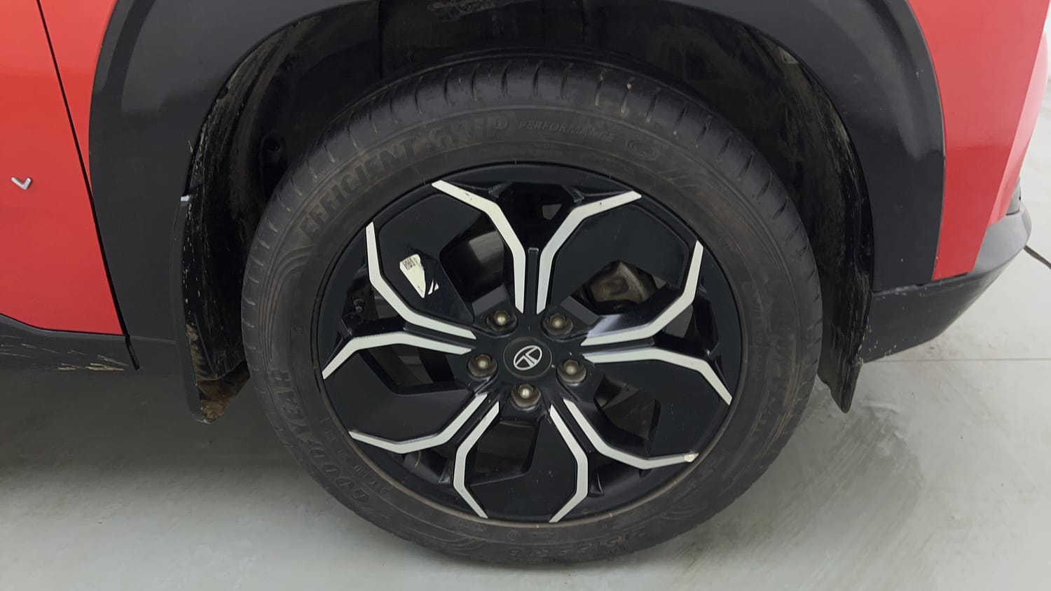 Used 2024 Tata Curvv Accomplished Plus A 1.5 Kryojet Diesel 6MT Diesel Manual tyres RIGHT FRONT TYRE RIM VIEW