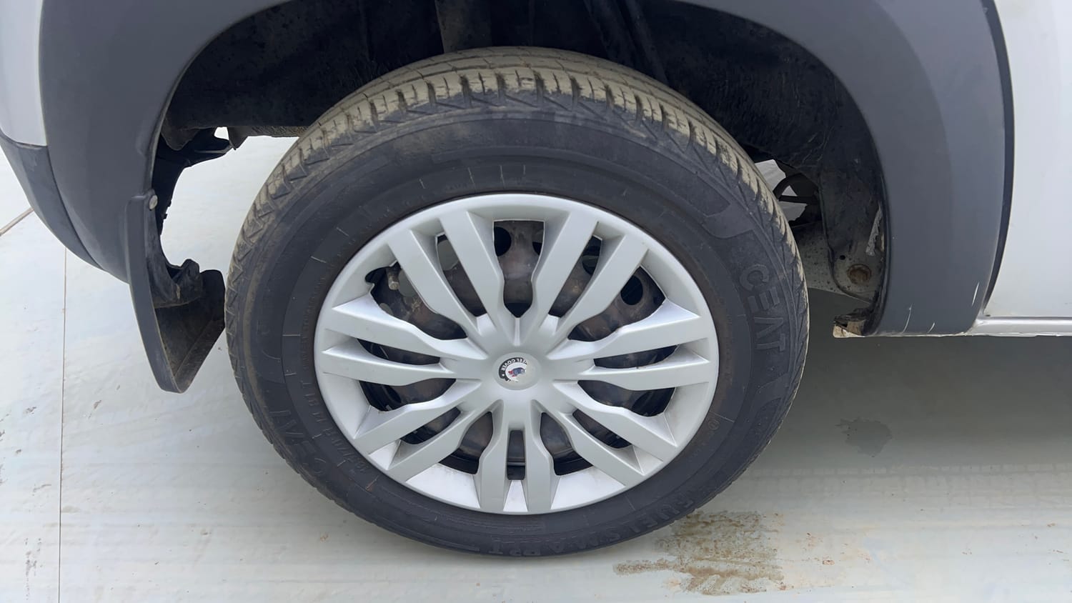 Used 2020 Renault Kwid 1.0 RXT AMT Opt Petrol Automatic tyres RIGHT REAR TYRE RIM VIEW