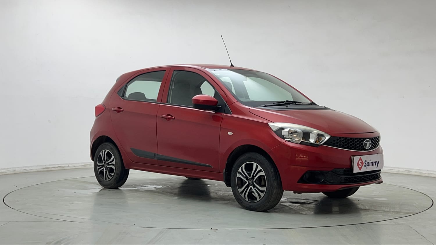 Used 2019 Tata Tiago Revotron XZ w/o Alloy Petrol Manual exterior RIGHT FRONT CORNER VIEW