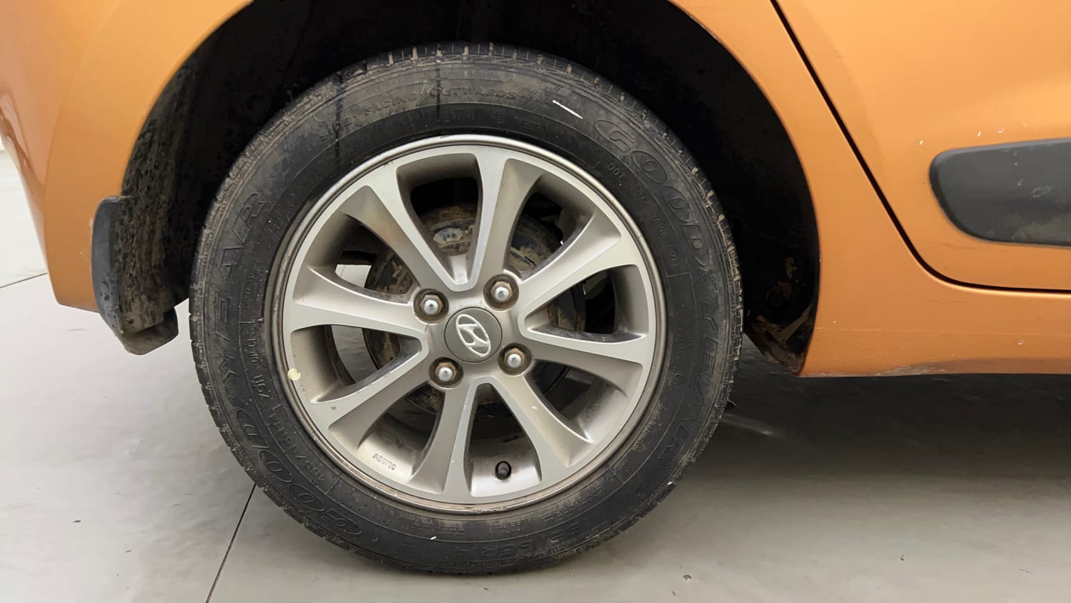 Used 2015 Hyundai Grand i10 Asta 1.2 Kappa VTVT (O) Petrol Manual tyres RIGHT REAR TYRE RIM VIEW