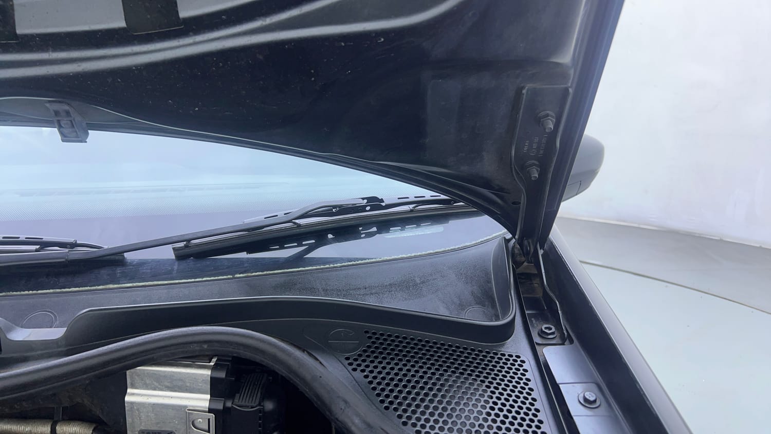 Used 2019 Volkswagen Ameo Comfortline 1.0L (P) Petrol Manual engine ENGINE LEFT SIDE HINGE & APRON VIEW