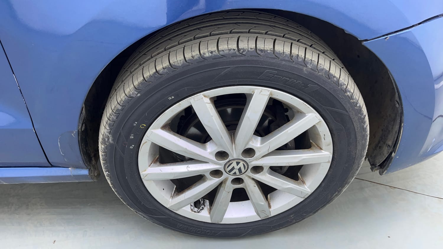 Used 2017 Volkswagen Polo Highline Plus 1.2( P)16 Alloy Petrol Manual tyres RIGHT FRONT TYRE RIM VIEW