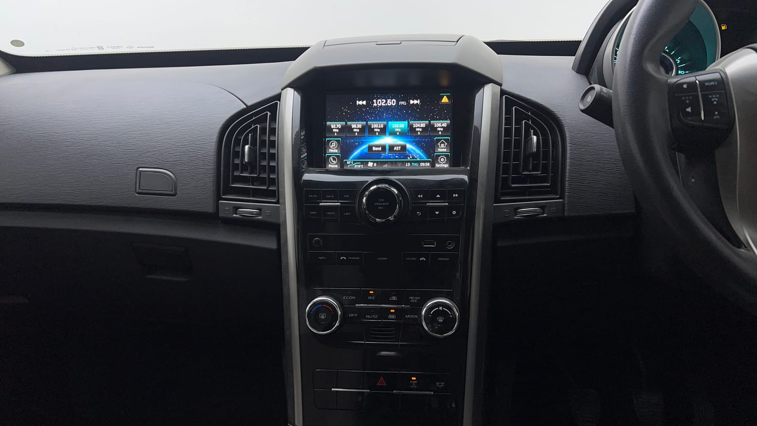 Used 2021 Mahindra XUV500 W7 Diesel Manual top_features Integrated (in-dash) music system