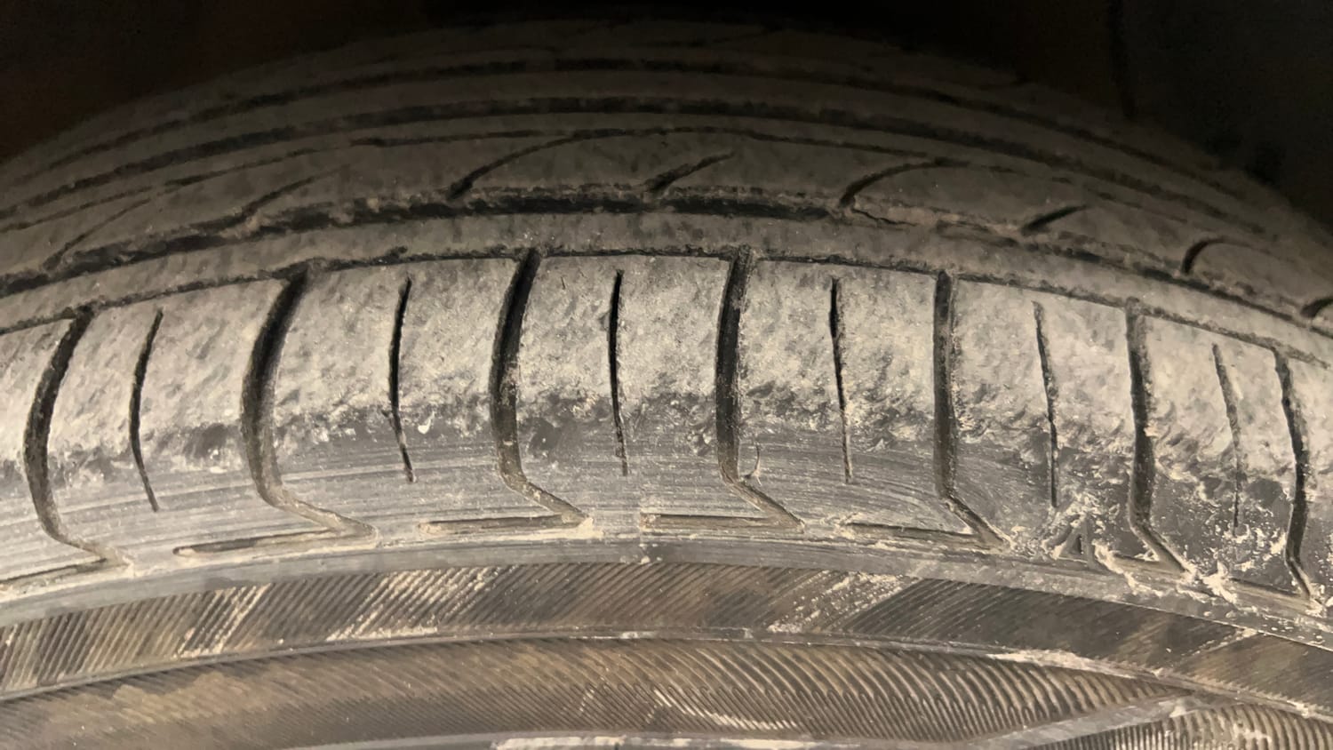 Used 2014 Hyundai Grand i10 Sportz 1.1 CRDi Diesel Manual tyres RIGHT FRONT TYRE TREAD VIEW