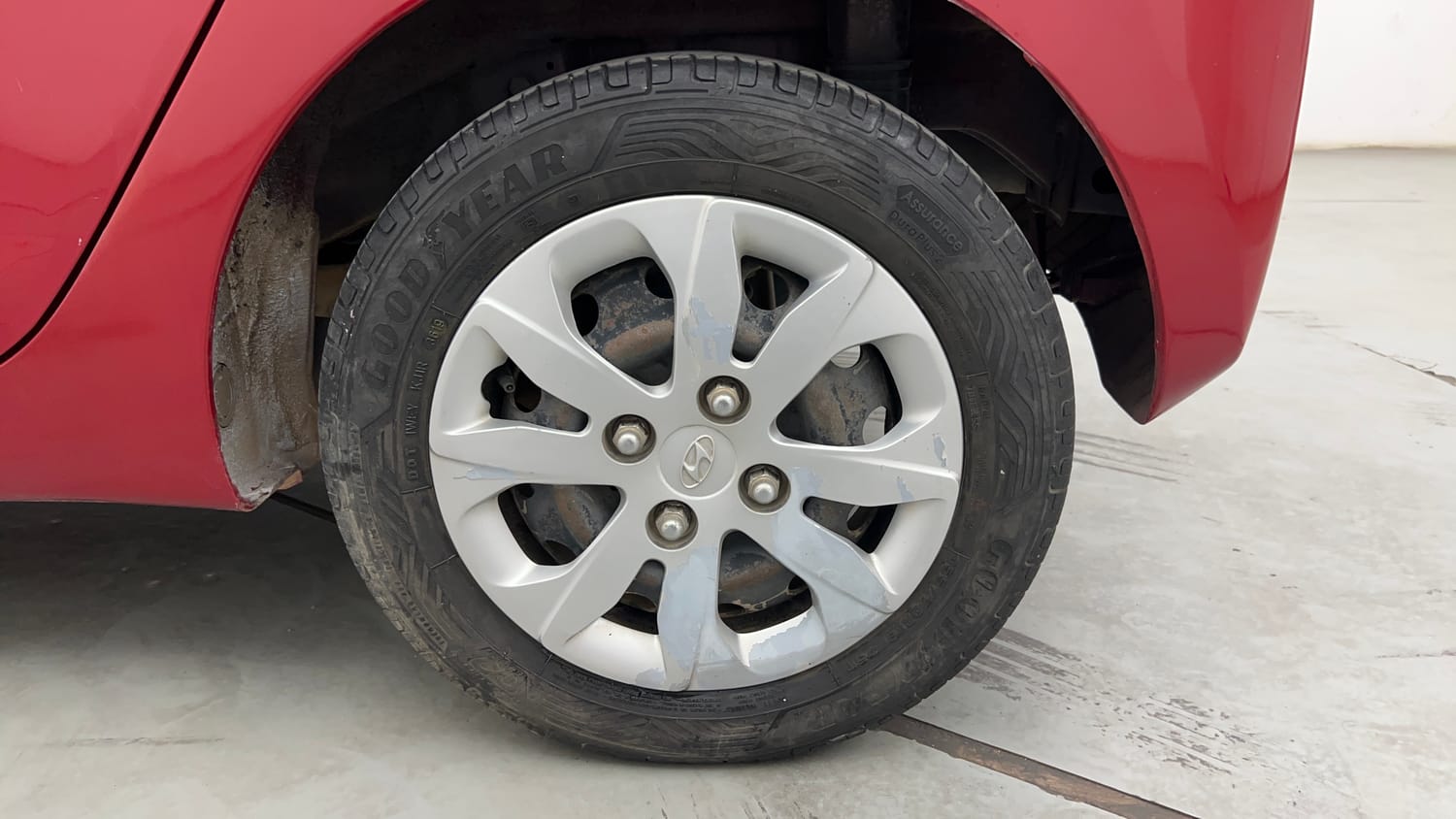 Used 2014 Hyundai Eon Magna + Petrol Manual tyres LEFT REAR TYRE RIM VIEW