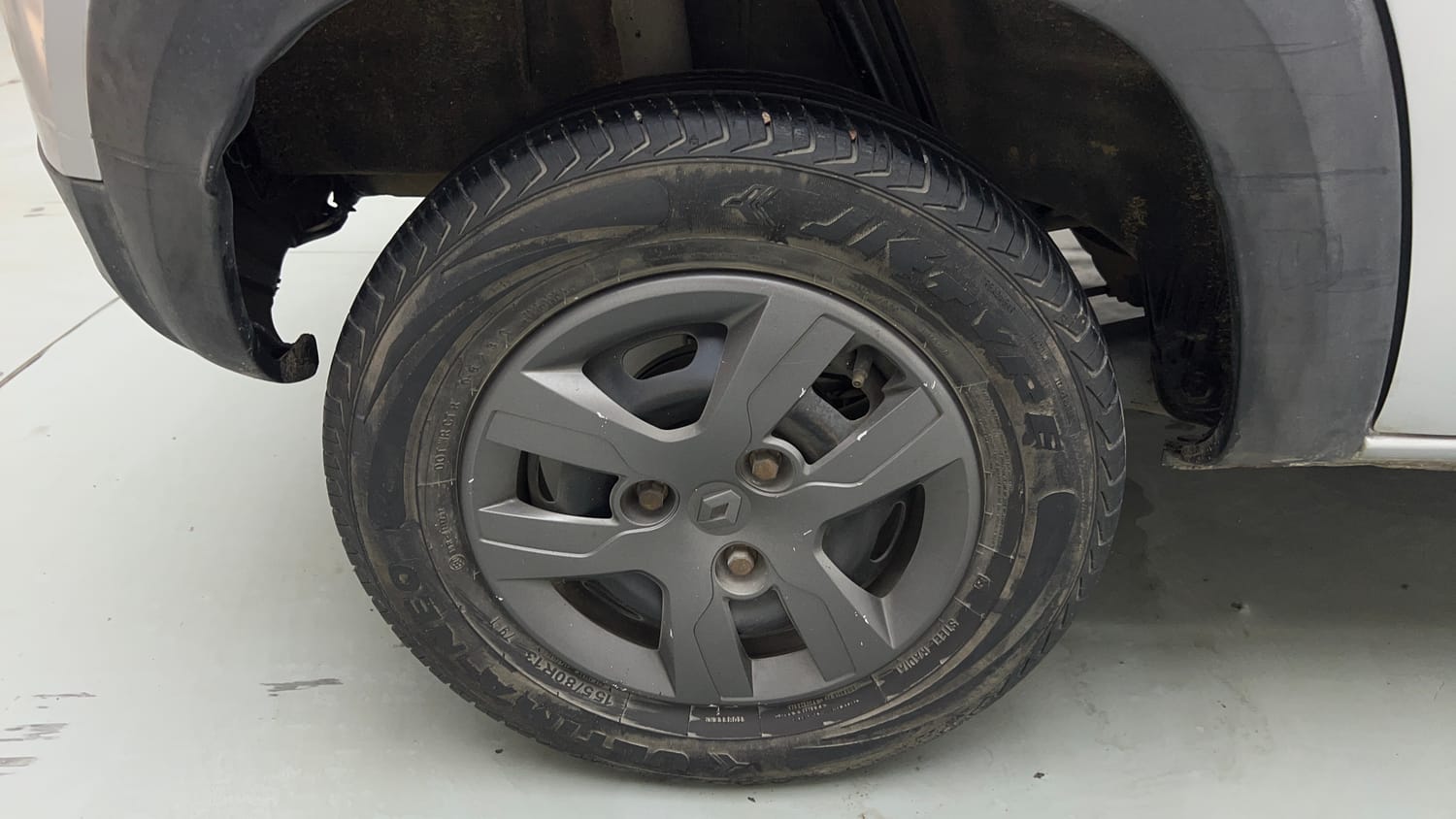 Used 2017 Renault Kwid RXT Live For More Edition 1.0 Petrol Manual tyres RIGHT REAR TYRE RIM VIEW