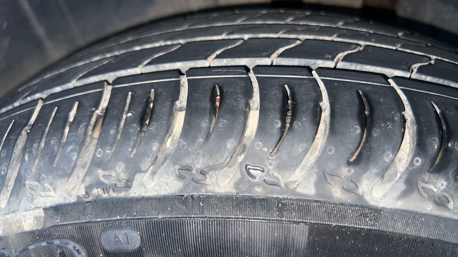 Used 2025 Maruti Suzuki XL6 Alpha Plus MT Petrol Petrol Manual tyres LEFT REAR TYRE TREAD VIEW