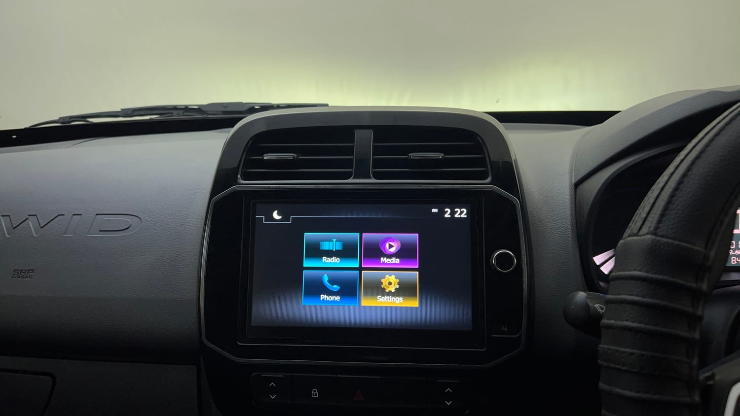 Used 2020 Renault Kwid 1.0 RXT AMT Opt Petrol Automatic top_features Integrated (in-dash) music system