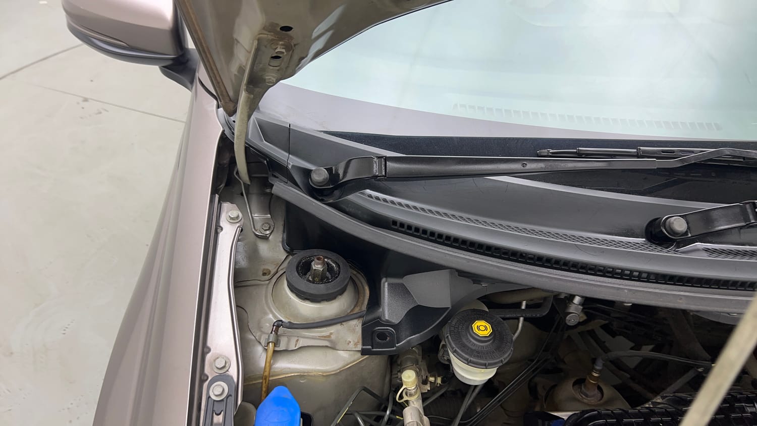 Used 2015 Honda Brio S MT Petrol Manual engine ENGINE RIGHT SIDE HINGE & APRON VIEW
