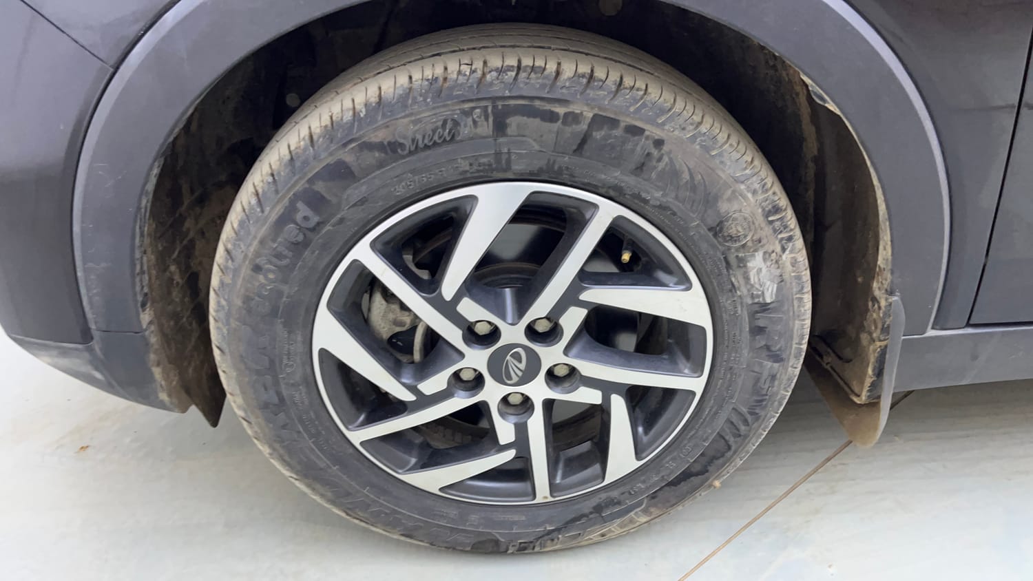 Used 2022 Mahindra XUV 300 W8 (O) 1.2 Petrol Petrol Manual tyres LEFT FRONT TYRE RIM VIEW