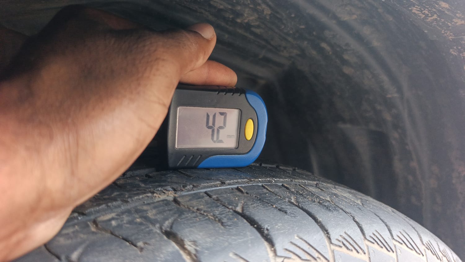 Used 2022 Maruti Suzuki Grand Vitara Alpha Smart Hybrid AT Petrol Automatic tyres RIGHT FRONT TYRE TREAD VIEW