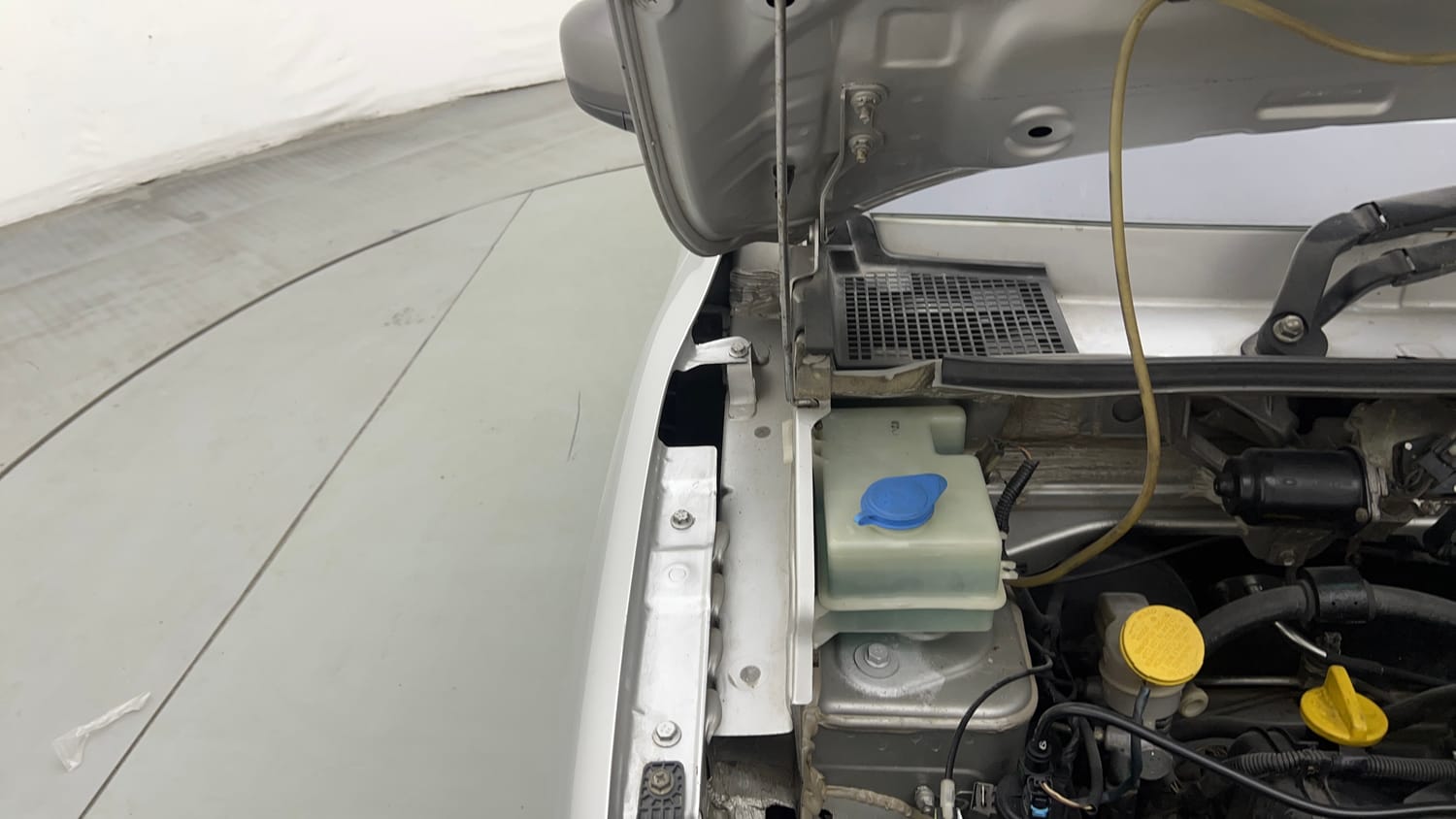 Used 2017 Renault Kwid RXT Live For More Edition 1.0 Petrol Manual engine ENGINE RIGHT SIDE HINGE & APRON VIEW