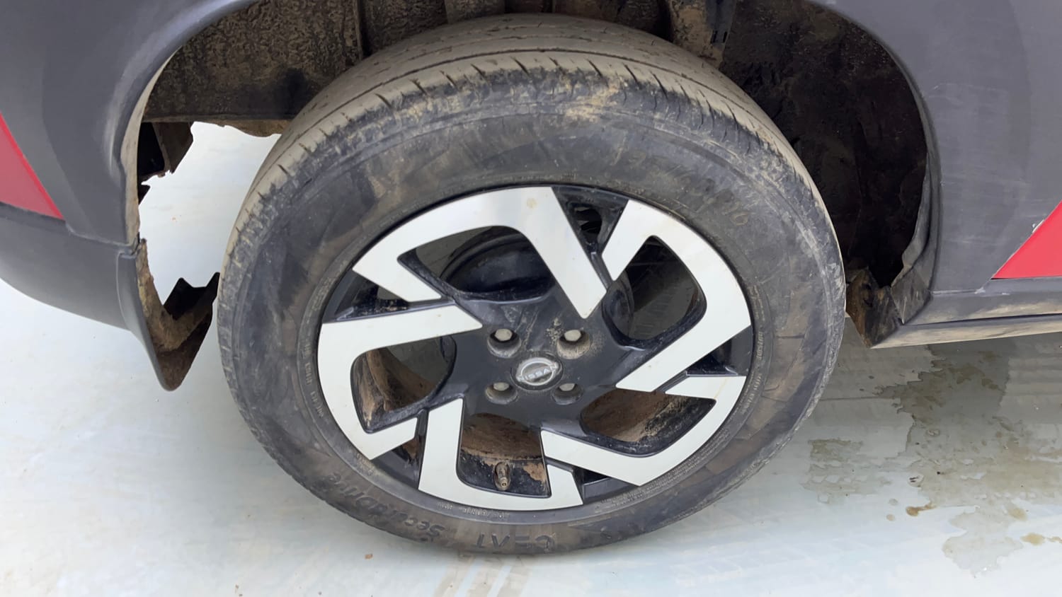 Used 2023 Nissan Magnite XV Premium Turbo Petrol Manual tyres RIGHT REAR TYRE RIM VIEW