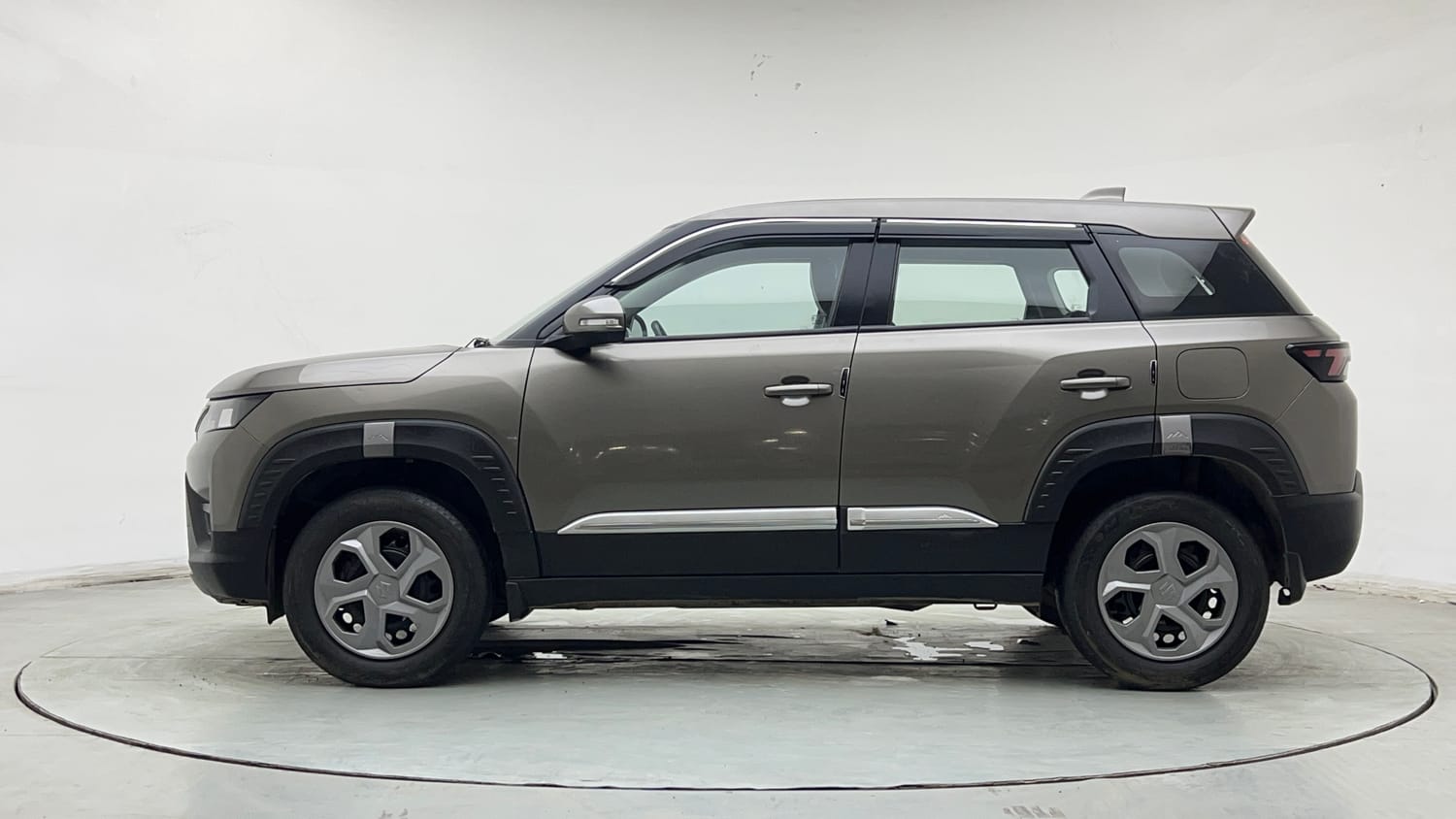 Used 2023 Maruti Suzuki Brezza VXi Petrol Manual exterior LEFT SIDE VIEW