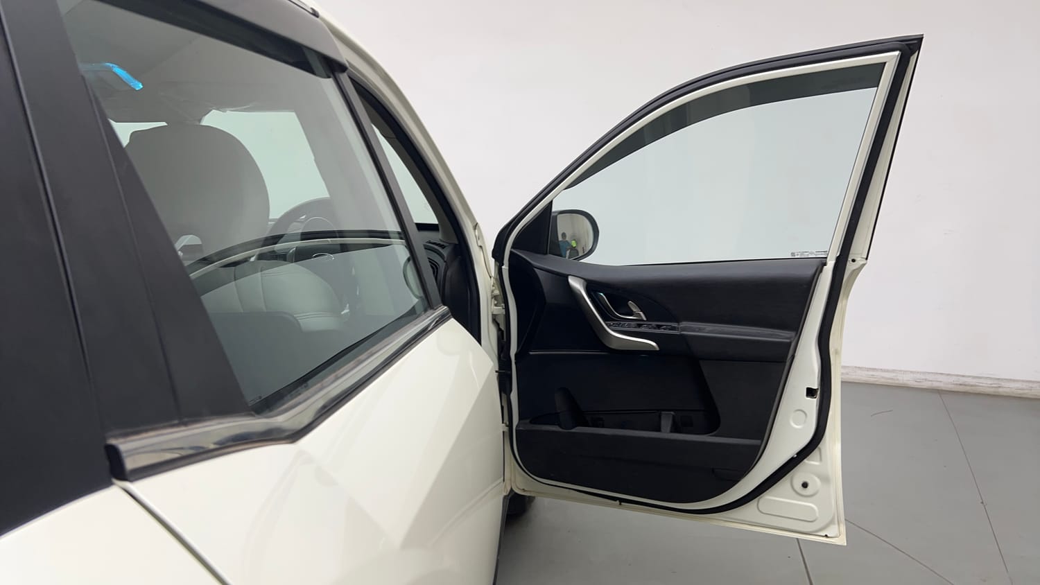Used 2021 Mahindra XUV500 W7 Diesel Manual interior RIGHT FRONT DOOR OPEN VIEW