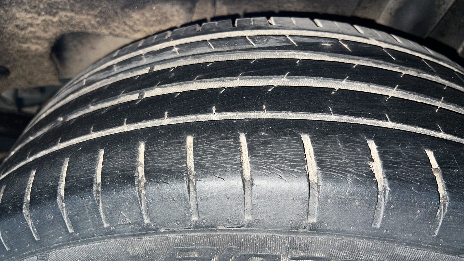Used 2017 Maruti Suzuki Baleno Alpha 1.2 Petrol Manual tyres LEFT REAR TYRE TREAD VIEW