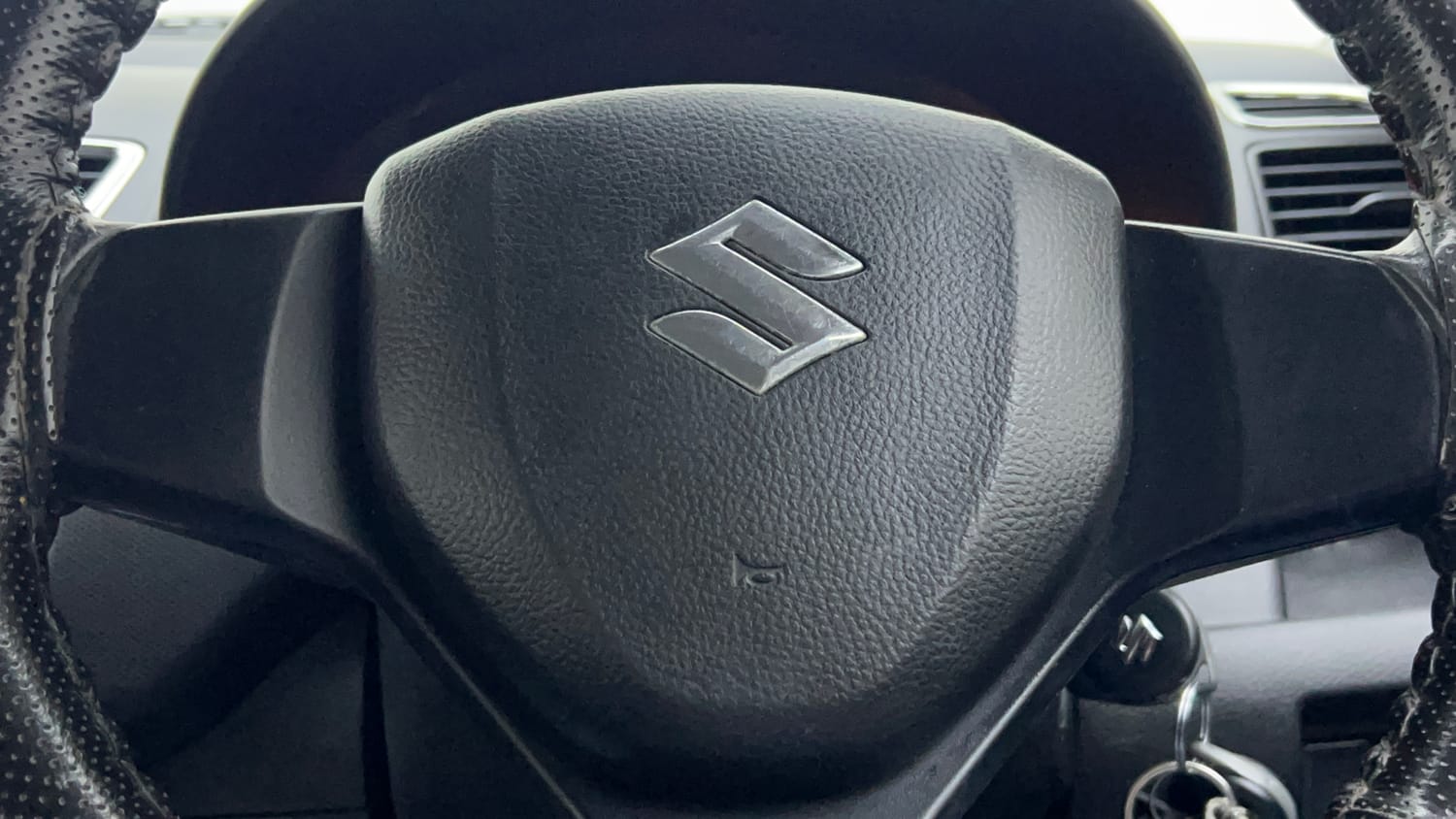 Used 2015 Maruti Suzuki Swift Lxi (O) Petrol Manual top_features Airbags