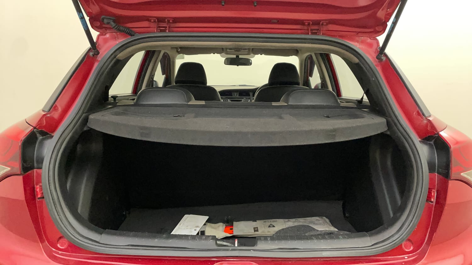 Used 2015 Hyundai Elite i20 Magna 1.2 Petrol Manual interior DICKY INSIDE VIEW
