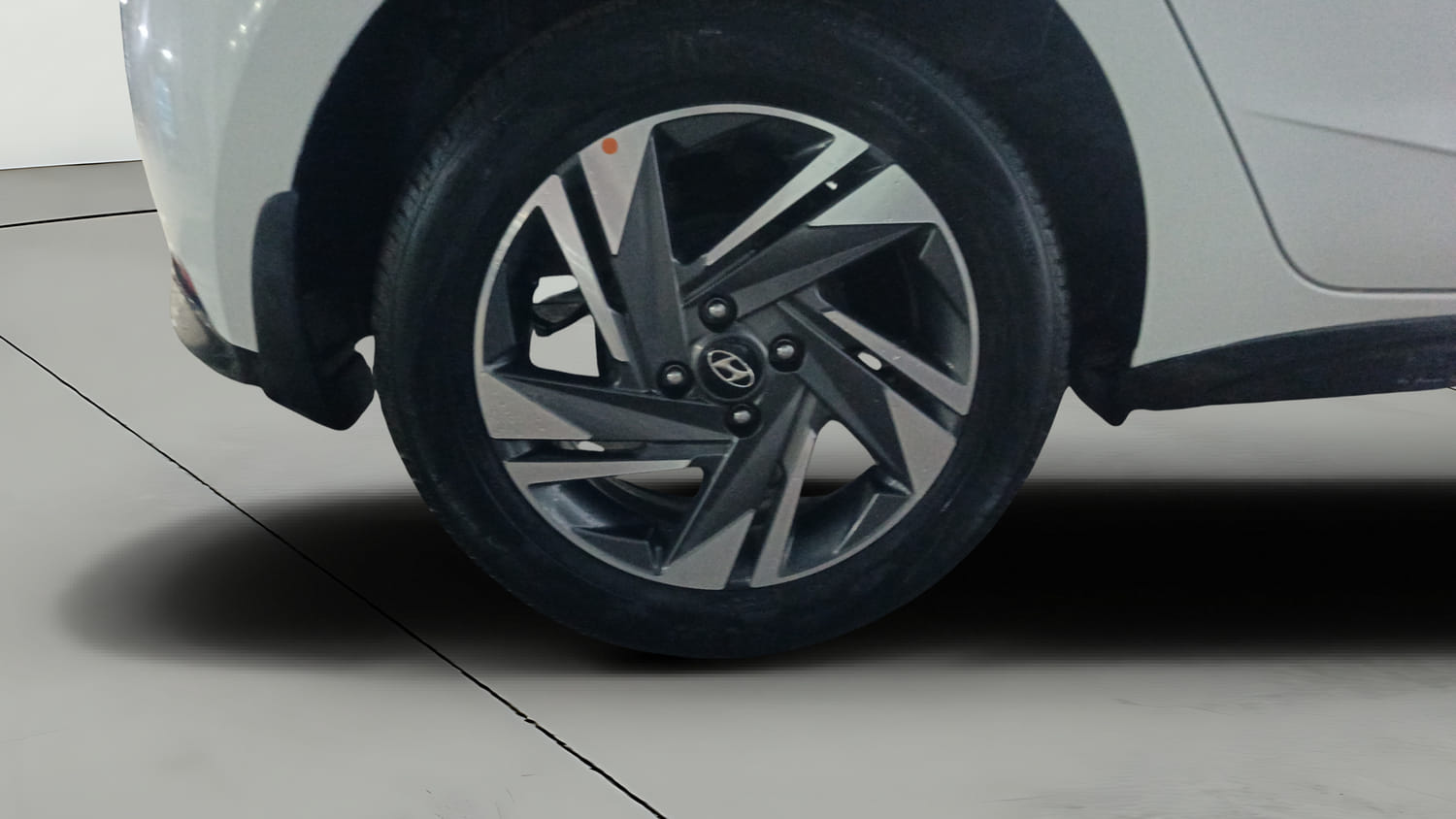 Used 2021 Hyundai i20 Asta 1.0 Turbo DCT Petrol Automatic tyres RIGHT REAR TYRE RIM VIEW