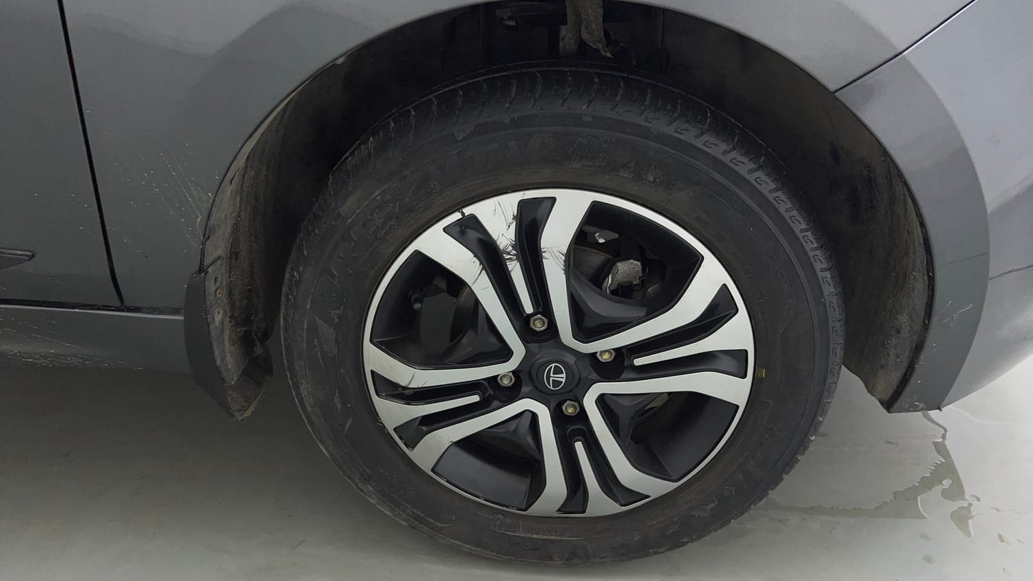 Used 2024 Tata Tiago XTA Petrol Automatic tyres RIGHT FRONT TYRE RIM VIEW
