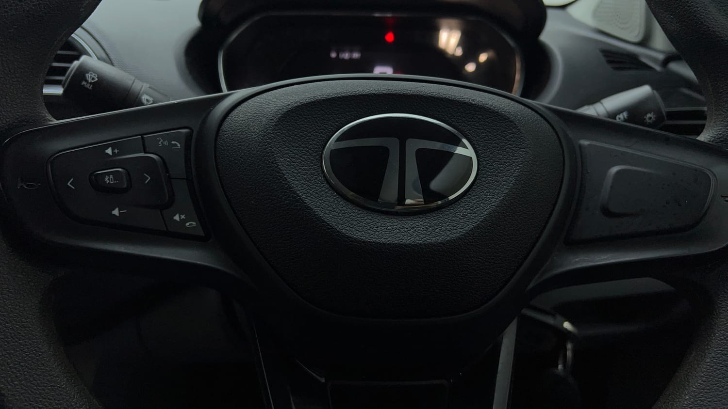 Used 2024 Tata Tiago XTA Petrol Automatic top_features Airbags