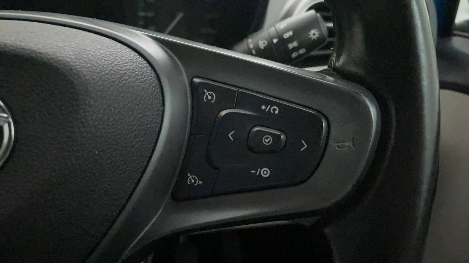 Used 2022 Tata Altroz XZ Plus Petrol Petrol Manual top_features Cruise control