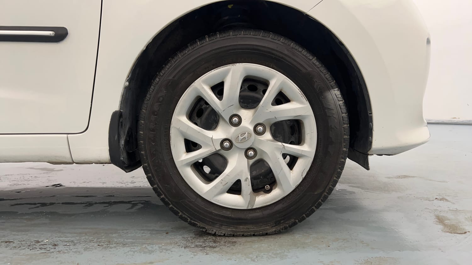 Used 2019 Hyundai Grand i10 Magna 1.2 Kappa VTVT Petrol Manual tyres RIGHT FRONT TYRE RIM VIEW