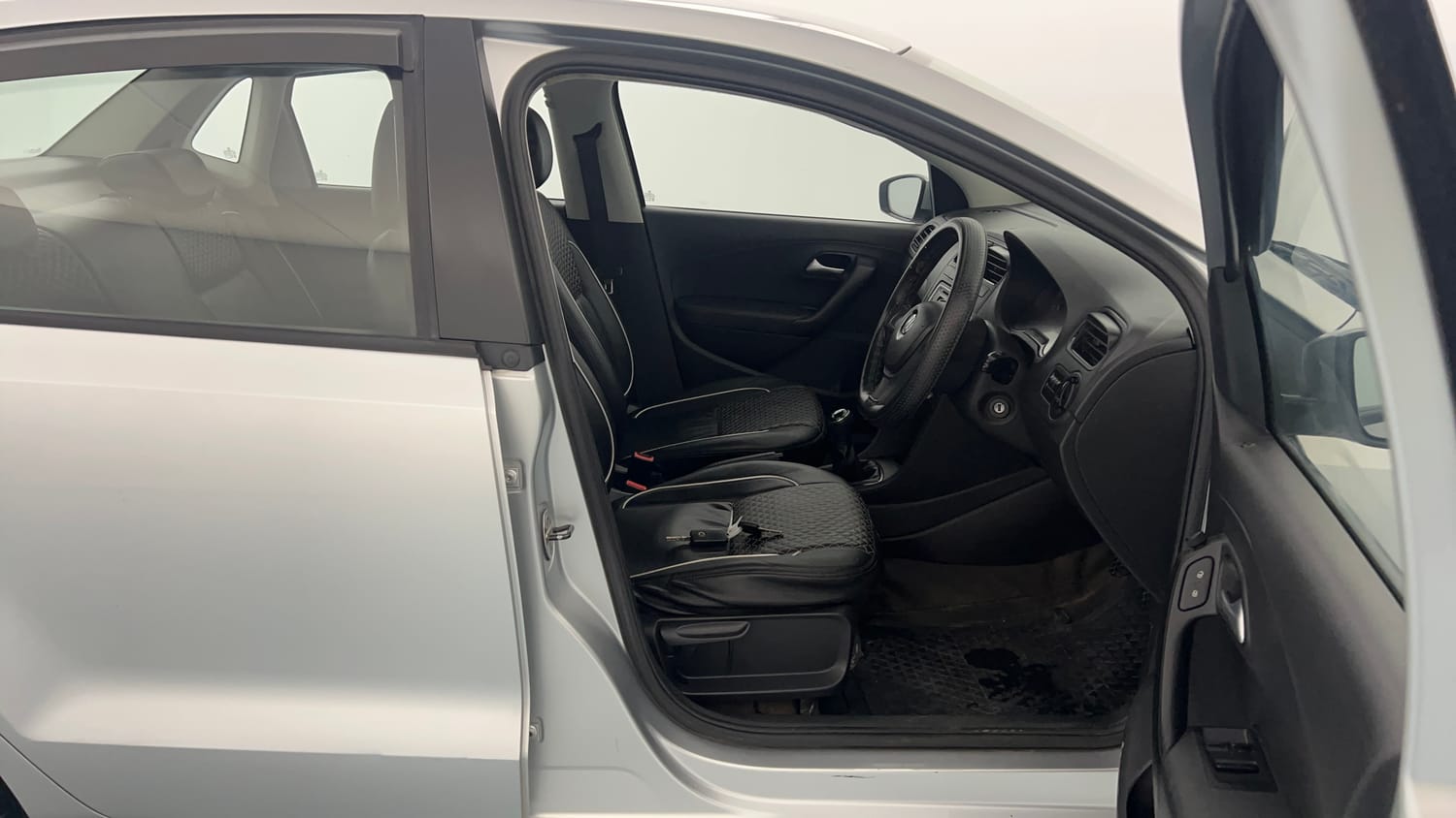 Used 2019 Volkswagen Ameo Comfortline 1.0L (P) Petrol Manual interior RIGHT SIDE FRONT DOOR CABIN VIEW