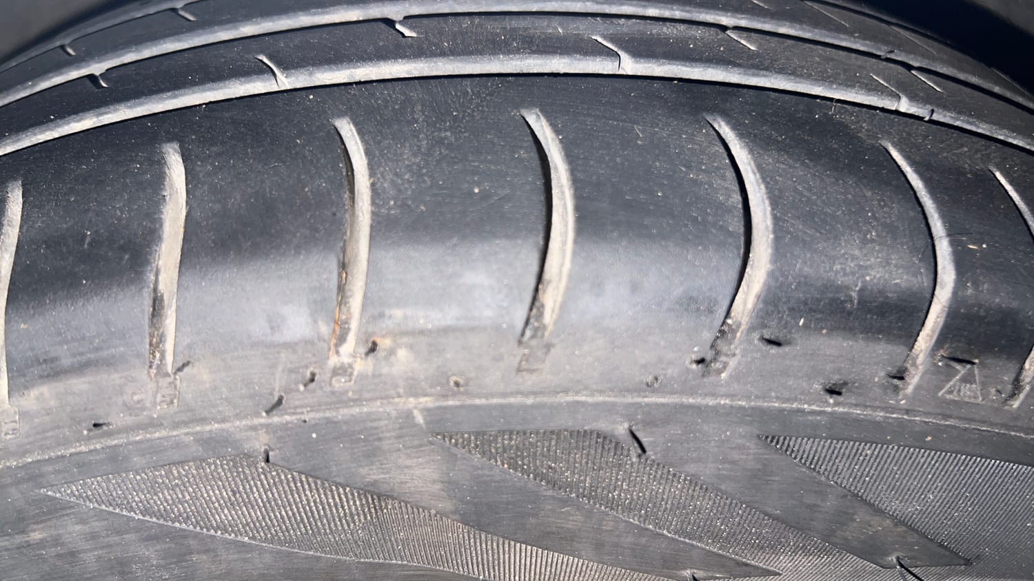 Used 2012 Hyundai i10 Magna 1.1 iRDE2 Petrol Manual tyres LEFT FRONT TYRE TREAD VIEW