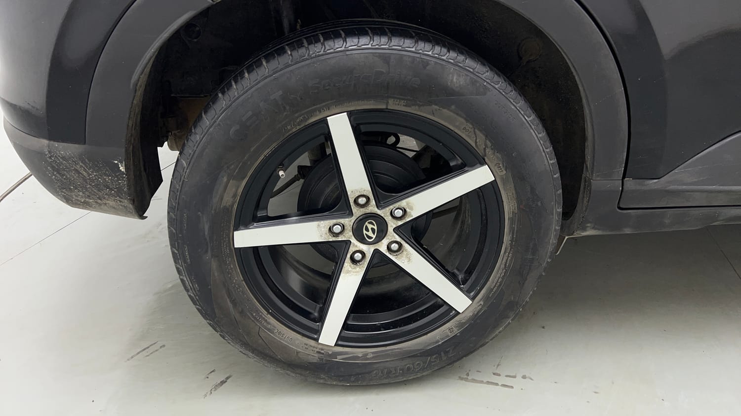 Used 2022 Hyundai Venue SX 1.2 Petrol Petrol Manual tyres RIGHT REAR TYRE RIM VIEW