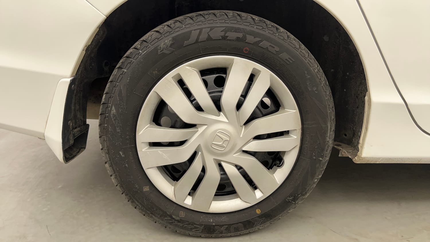 Used 2016 Honda City SV Diesel Diesel Manual tyres RIGHT REAR TYRE RIM VIEW