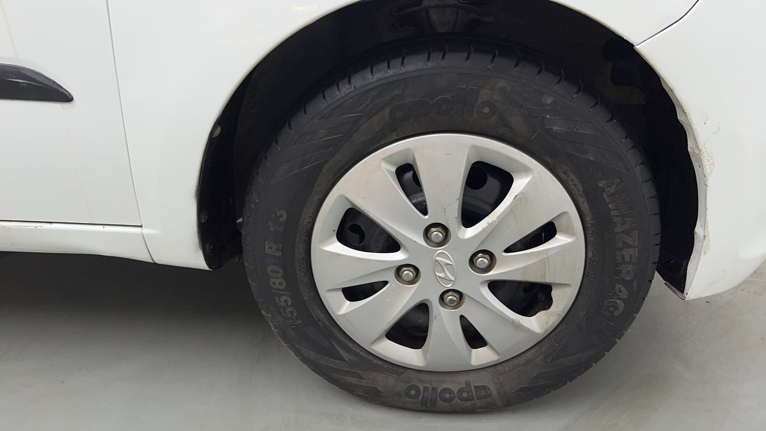 Used 2013 Hyundai i10 Magna 1.1 iRDE2 Petrol Manual tyres RIGHT FRONT TYRE RIM VIEW